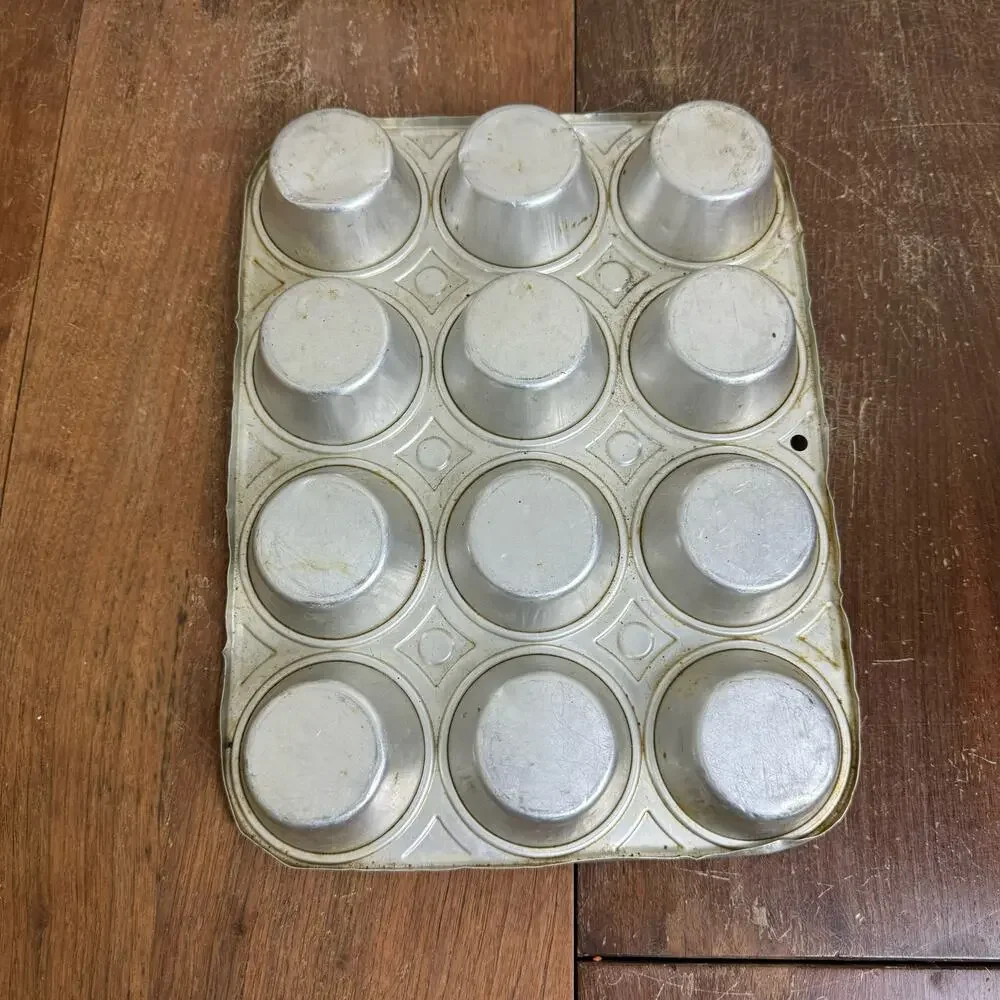 Vintage MCM Mirro Aluminum 12 One Dozen Muffin Cupcake Pan Farmhouse Decor‎